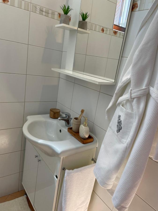 Leone Apartments With Free Parking Pula Buitenkant foto